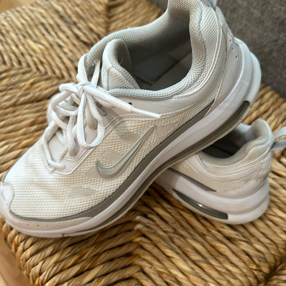 Women’s Nike Air Max AP size 11 white with gray
